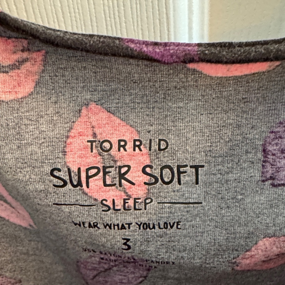 Torrid Black Sleep shirt with Colorful Lip Pattern - Picture 2 of 2